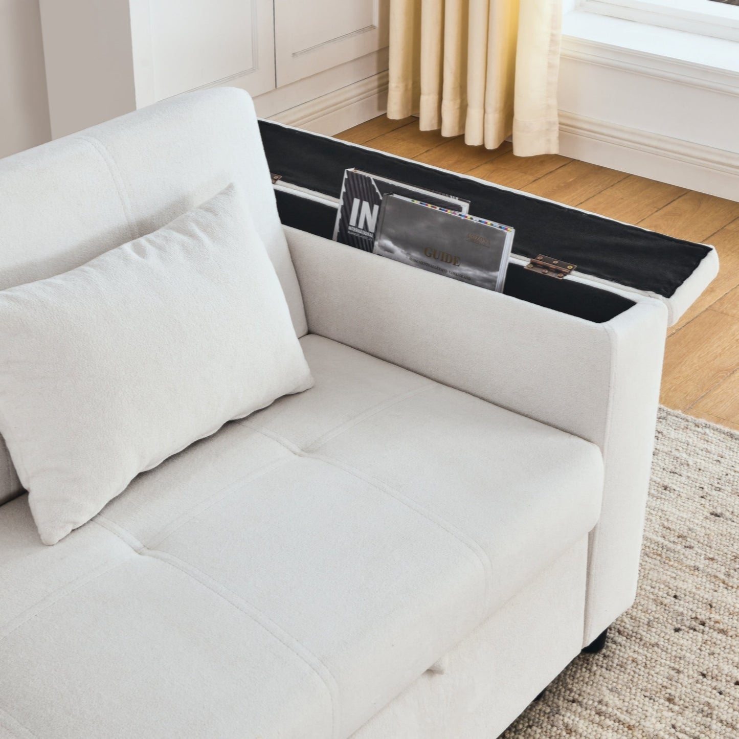 Divano letto reclinabile a due posti con braccioli, contenitore e tasche laterali, con presa di corrente USB.