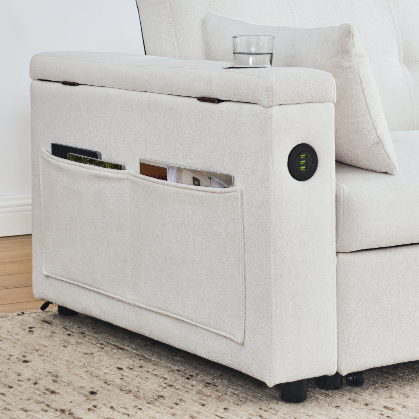 Divano letto reclinabile a due posti con braccioli, contenitore e tasche laterali, con presa di corrente USB.