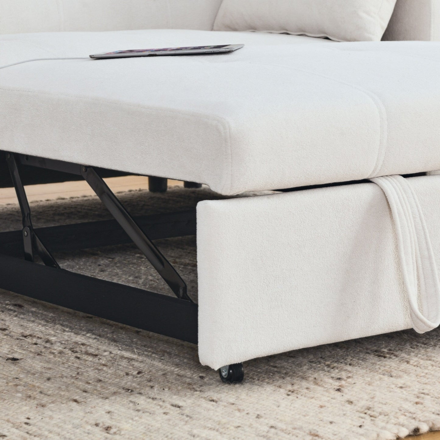 Divano letto reclinabile a due posti con braccioli, contenitore e tasche laterali, con presa di corrente USB.