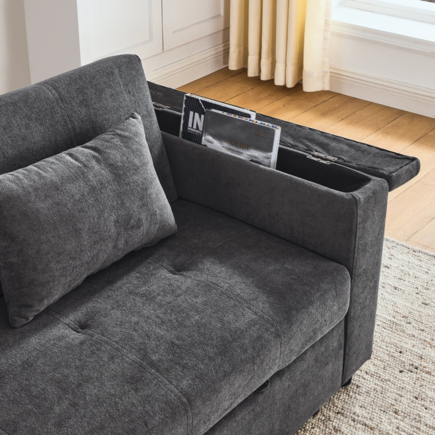 Divano letto reclinabile a due posti con braccioli, contenitore e tasche laterali, con presa di corrente USB.