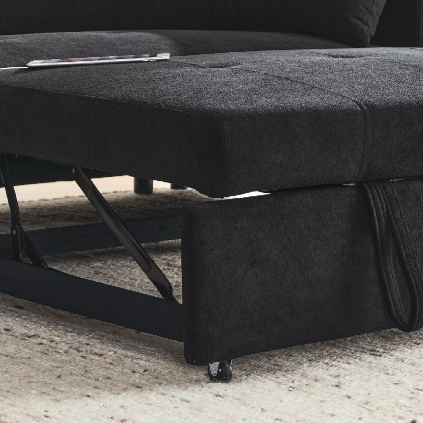 Divano letto reclinabile a due posti con braccioli, contenitore e tasche laterali, con presa di corrente USB.