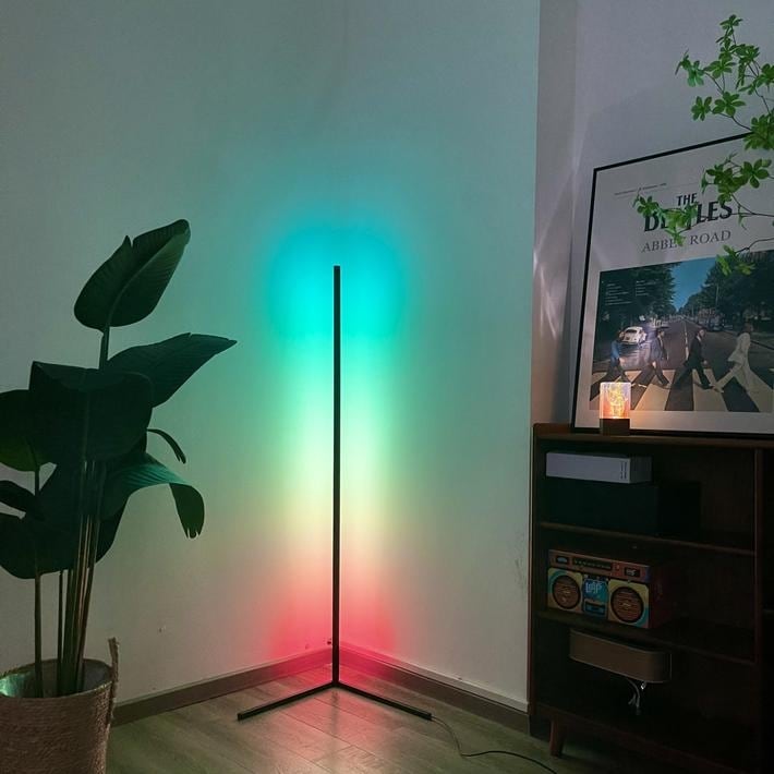Lampada da terra minimalista a LED con angolo in metallo RGB da 55 cm