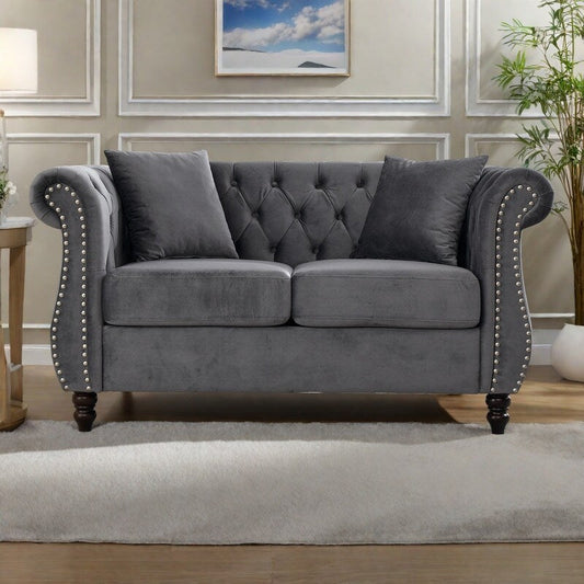 Divano Chesterfield in velluto 58.8 a 2 posti con braccioli arrotolati, finiture con borchie e 2 cuscini