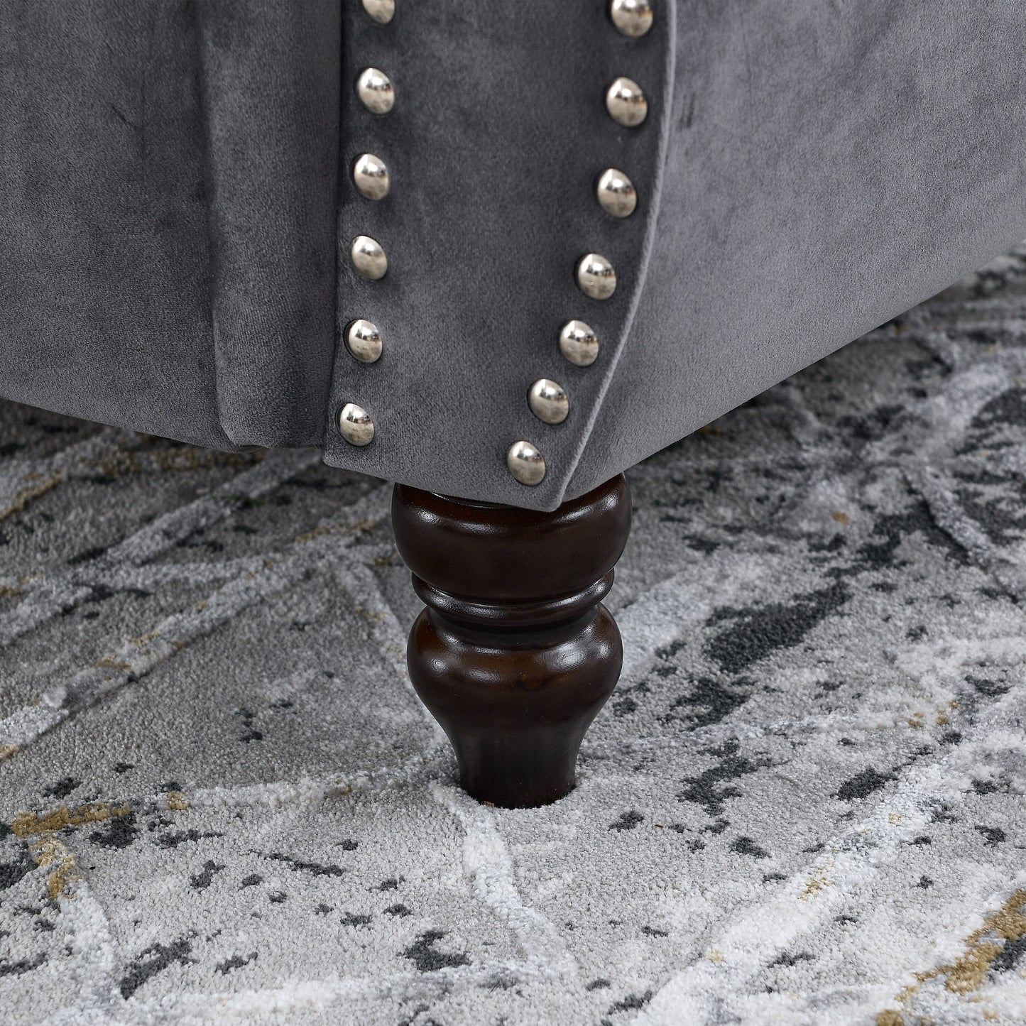 Divano Chesterfield in velluto 58.8 a 2 posti con braccioli arrotolati, finiture con borchie e 2 cuscini