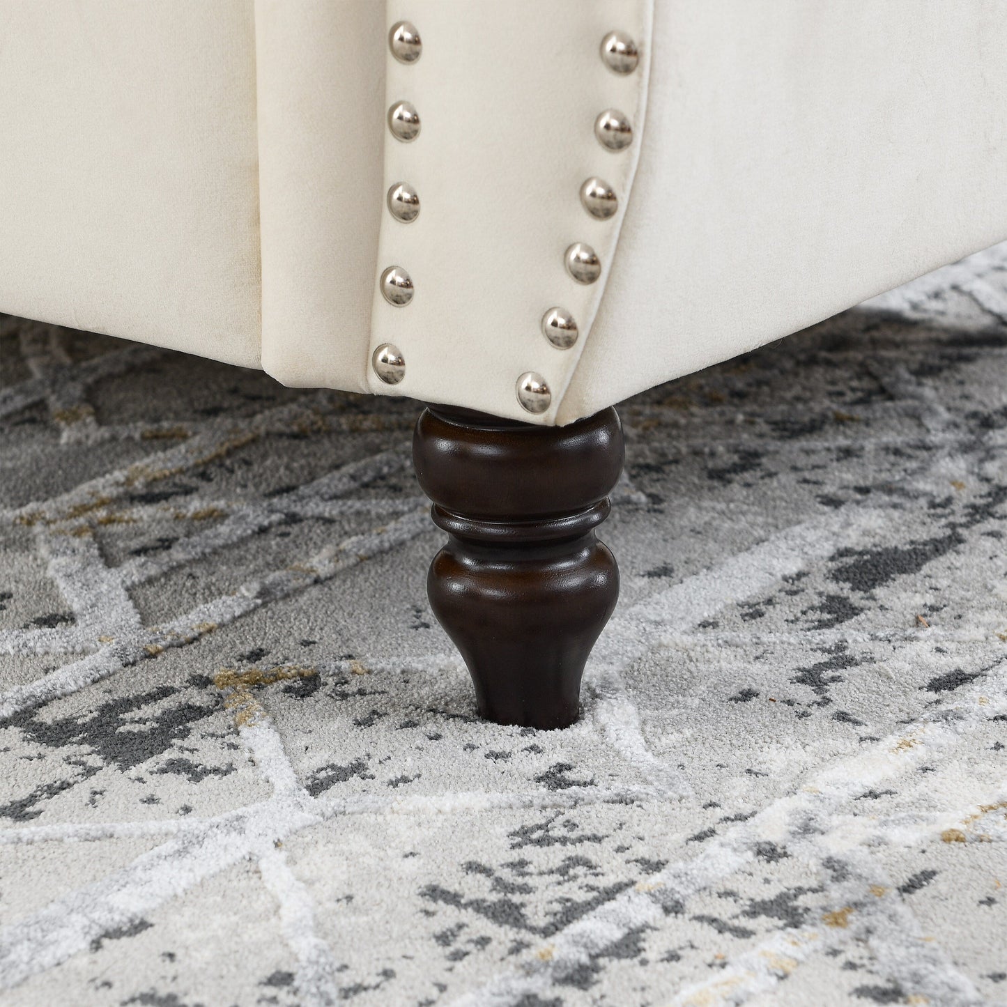 Divano Chesterfield in velluto 58.8 a 2 posti con braccioli arrotolati, finiture con borchie e 2 cuscini