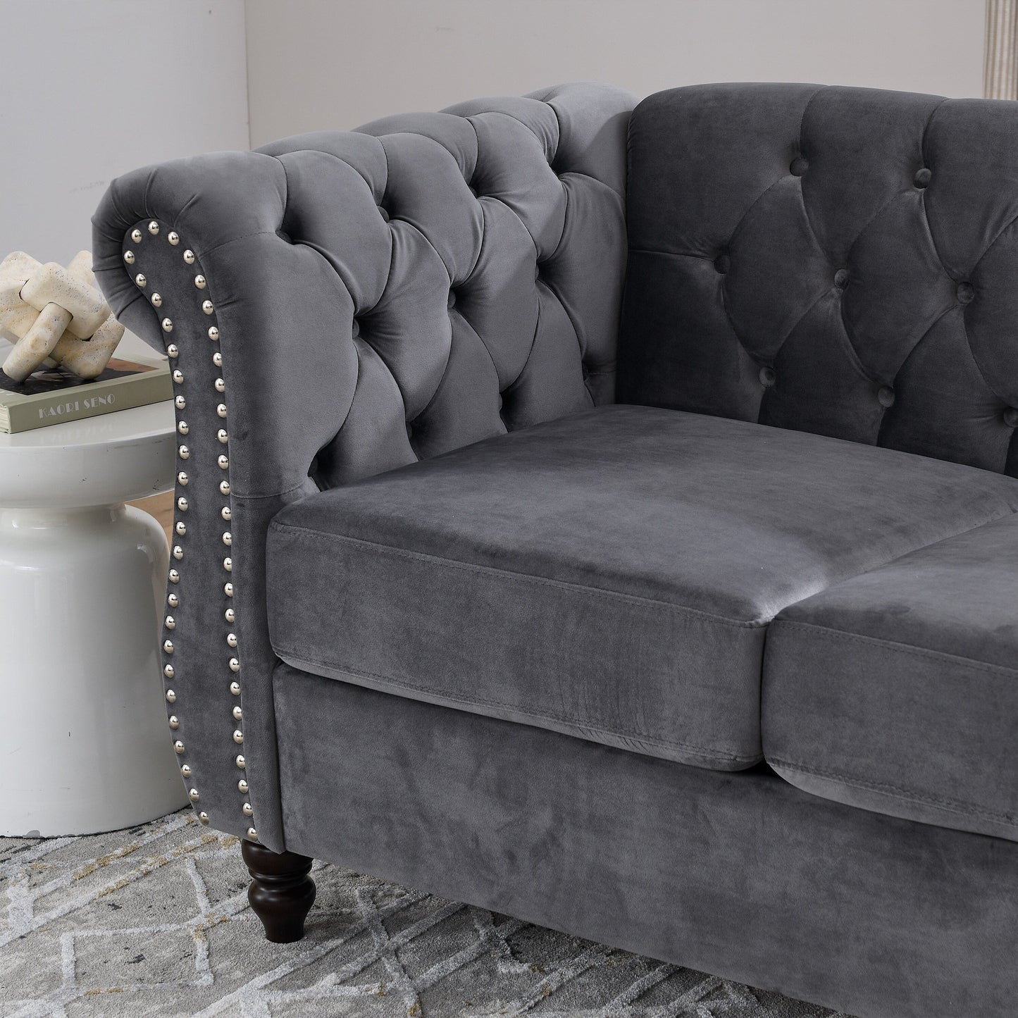 Divano Chesterfield in velluto 58.8 a 2 posti con braccioli arrotolati, finiture con borchie e 2 cuscini