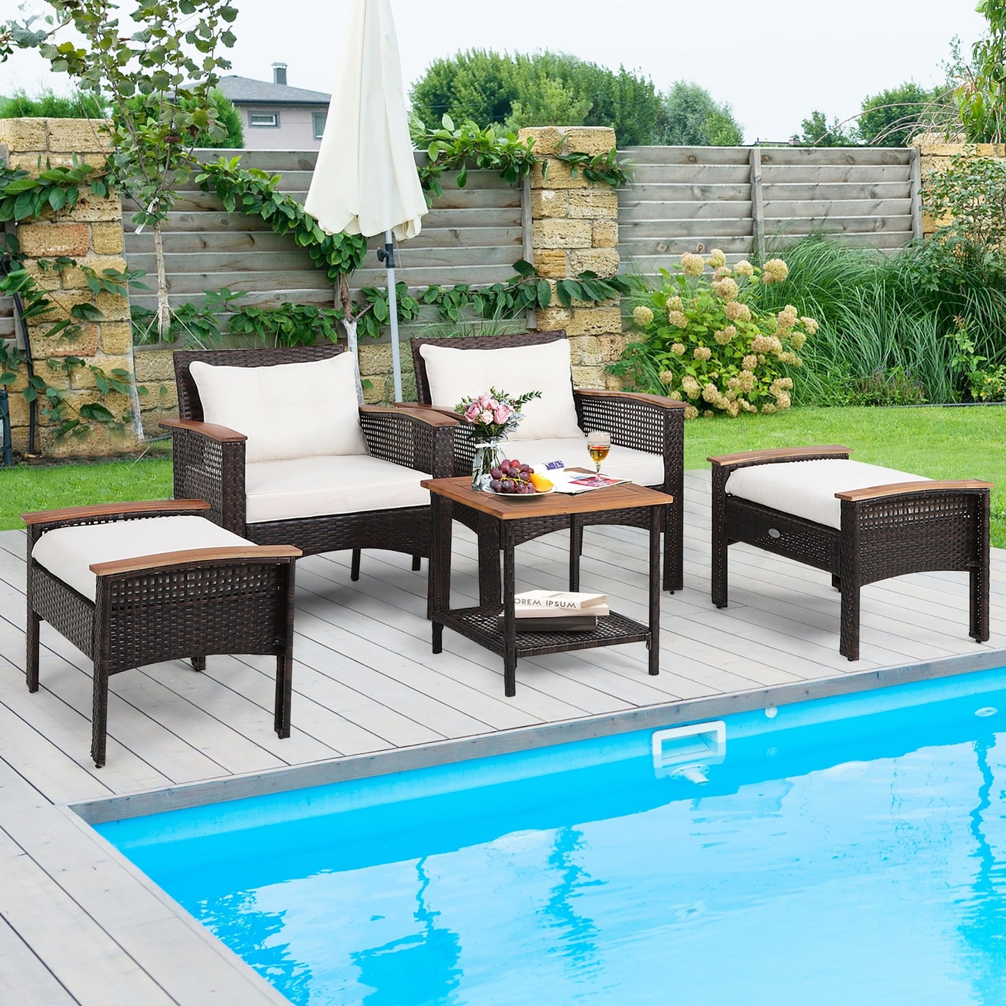 Set di 5 mobili da giardino in rattan con tavolo in legno di acacia e cuscino per braccioli