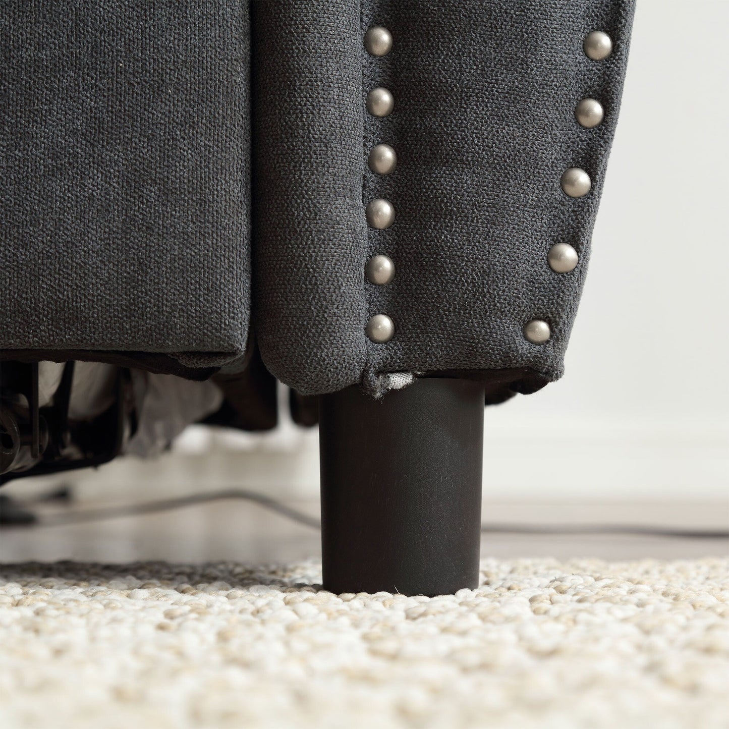 Divano letto a 3 posti in poliestere con materasso estraibile e braccioli con rivetti retrò