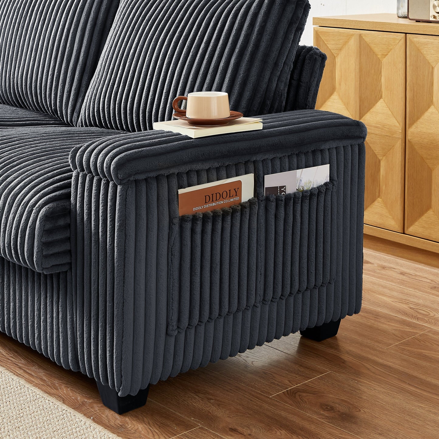 Divano a due posti in tessuto 71 con bracciolo contenitore quadrato e porta USB per soggiorno