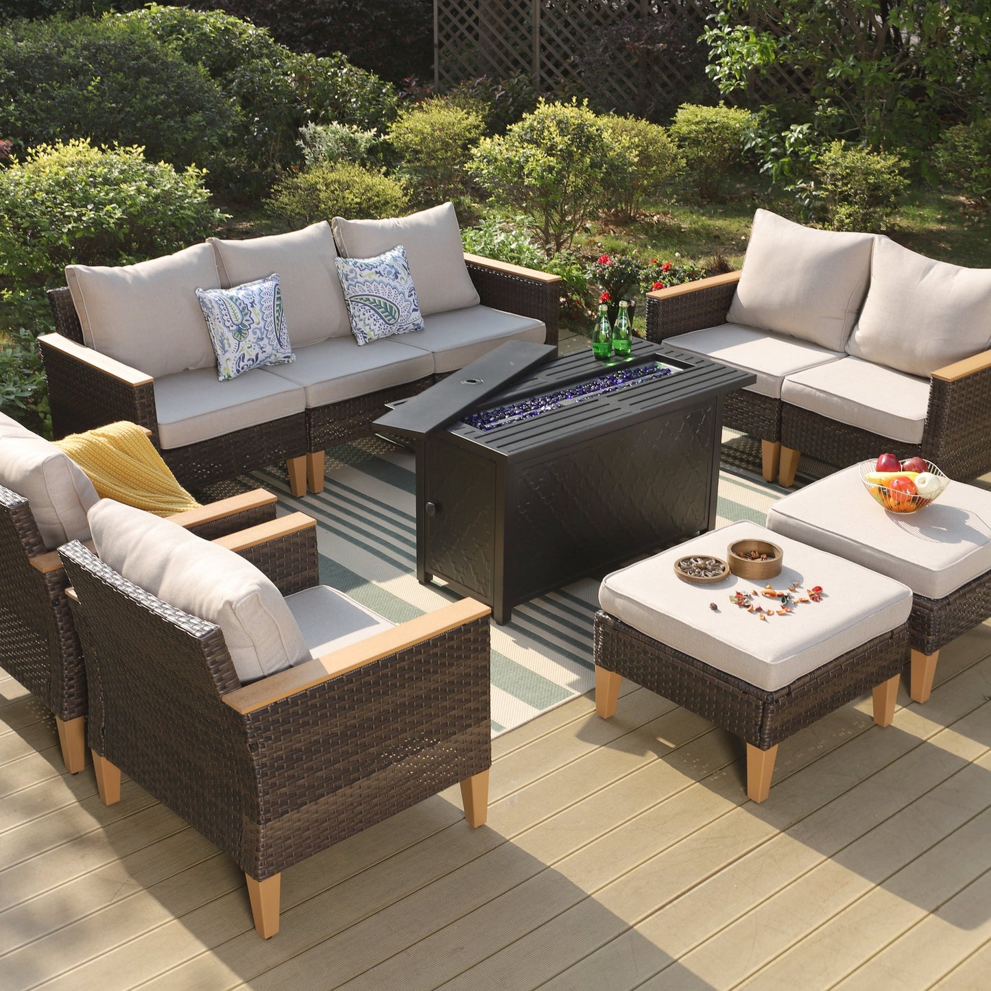 Set di divani componibili in vimini per esterni da 8 pezzi, ampi mobili da seduta, set da conversazione con tavolo con braciere
