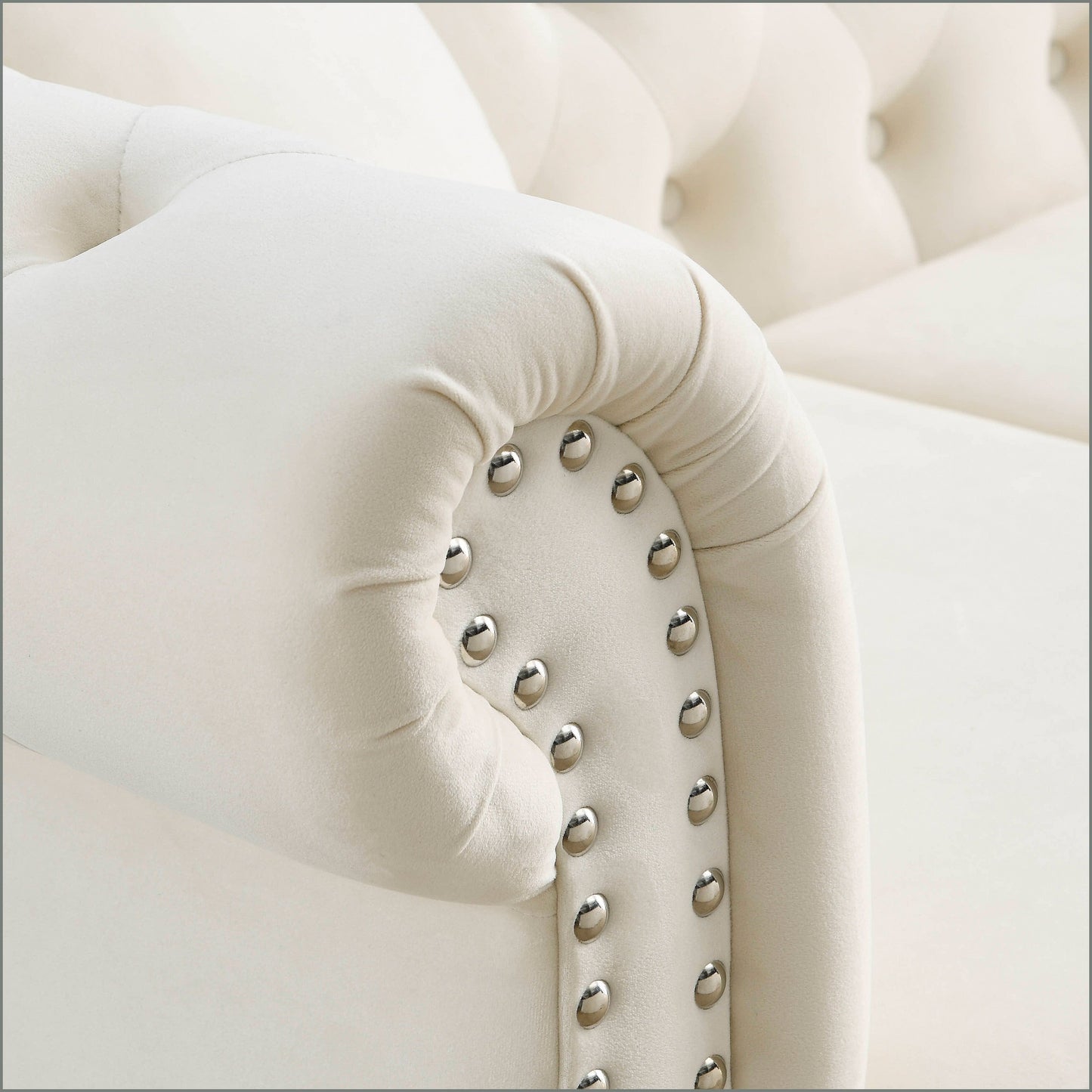 Divano Chesterfield in velluto 80 a 3 posti con design capitonné, finiture con borchie e 2 cuscini