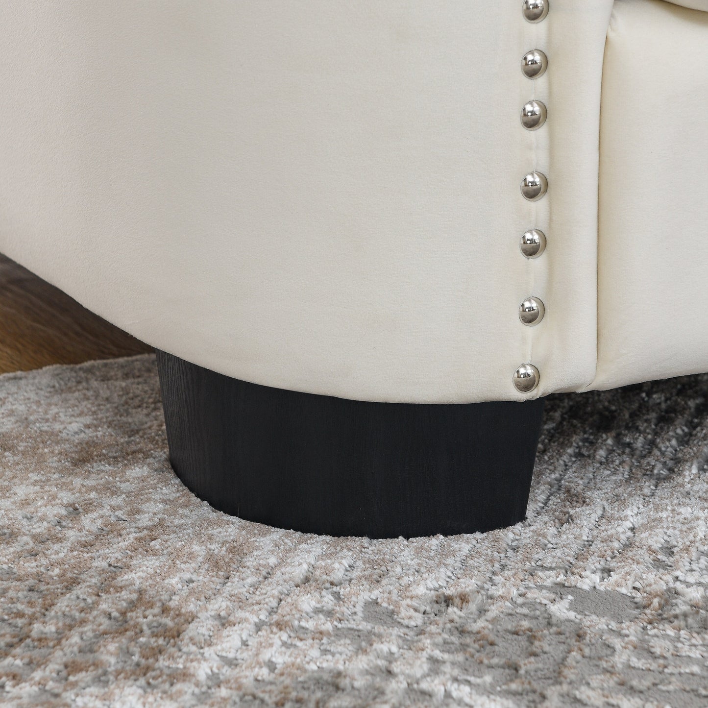 Divano Chesterfield a L in velluto da 82'', 5 posti con cuscini rimovibili, finiture con borchie e struttura in legno massello