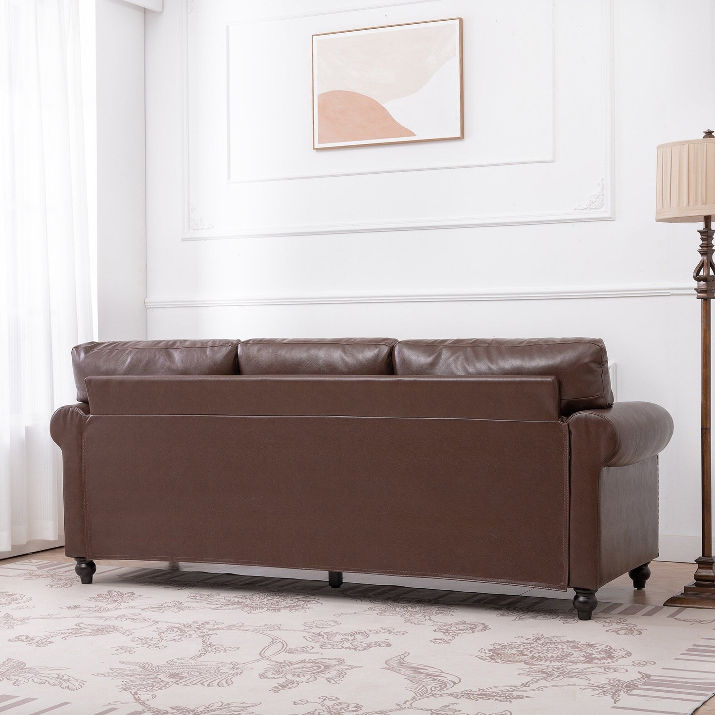 83.86 Divano imbottito a 3 posti con borchie e piedini in betulla per soggiorno