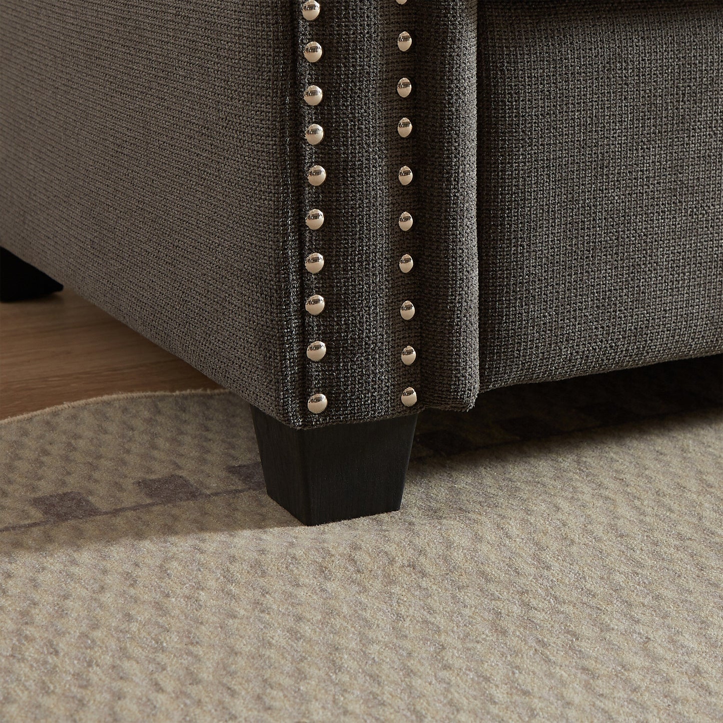 Divano letto trasformabile 2 in 1 in poliestere a 3 posti con borchie e materasso pieghevole per soggiorno