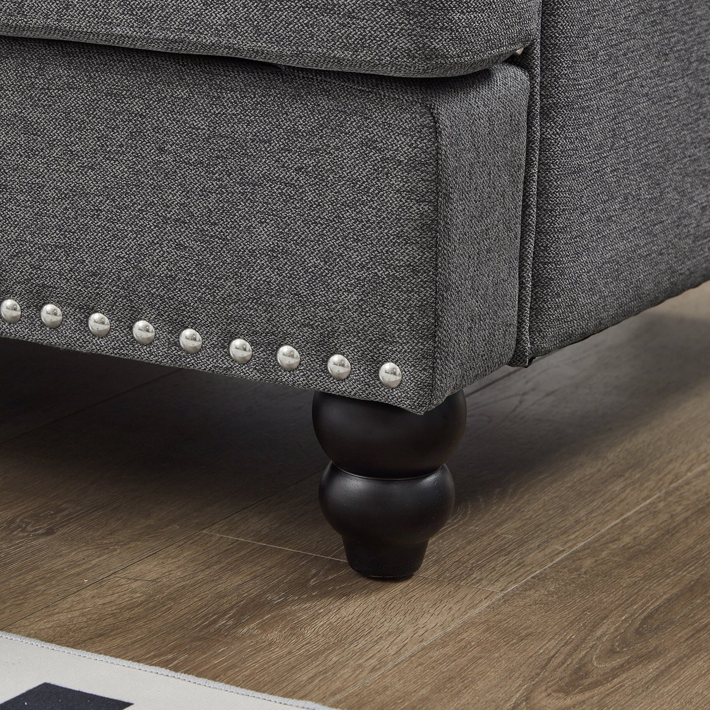 Divano capitonné classico 83 - Divano in tessuto a 3 posti con finiture a borchie, rivestimento in poliestere e struttura in legno massello per soggiorno