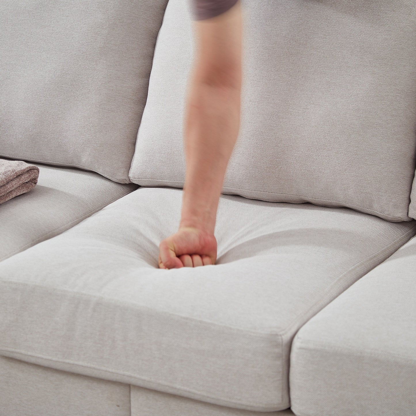 Divano capitonné classico 83 - Divano in tessuto a 3 posti con finiture a borchie, rivestimento in poliestere e struttura in legno massello per soggiorno