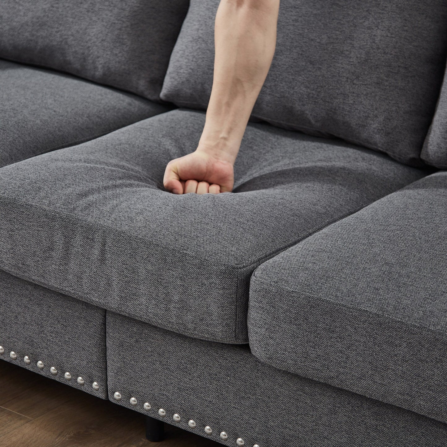 Divano capitonné classico 83 - Divano in tessuto a 3 posti con finiture a borchie, rivestimento in poliestere e struttura in legno massello per soggiorno