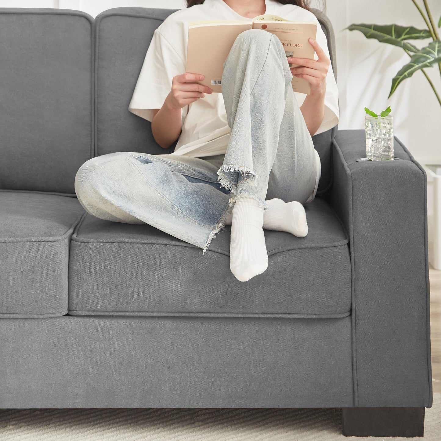 Divano a 3 posti in velluto 84.25 con braccioli portabicchieri e cuscini a molle ad alta densità