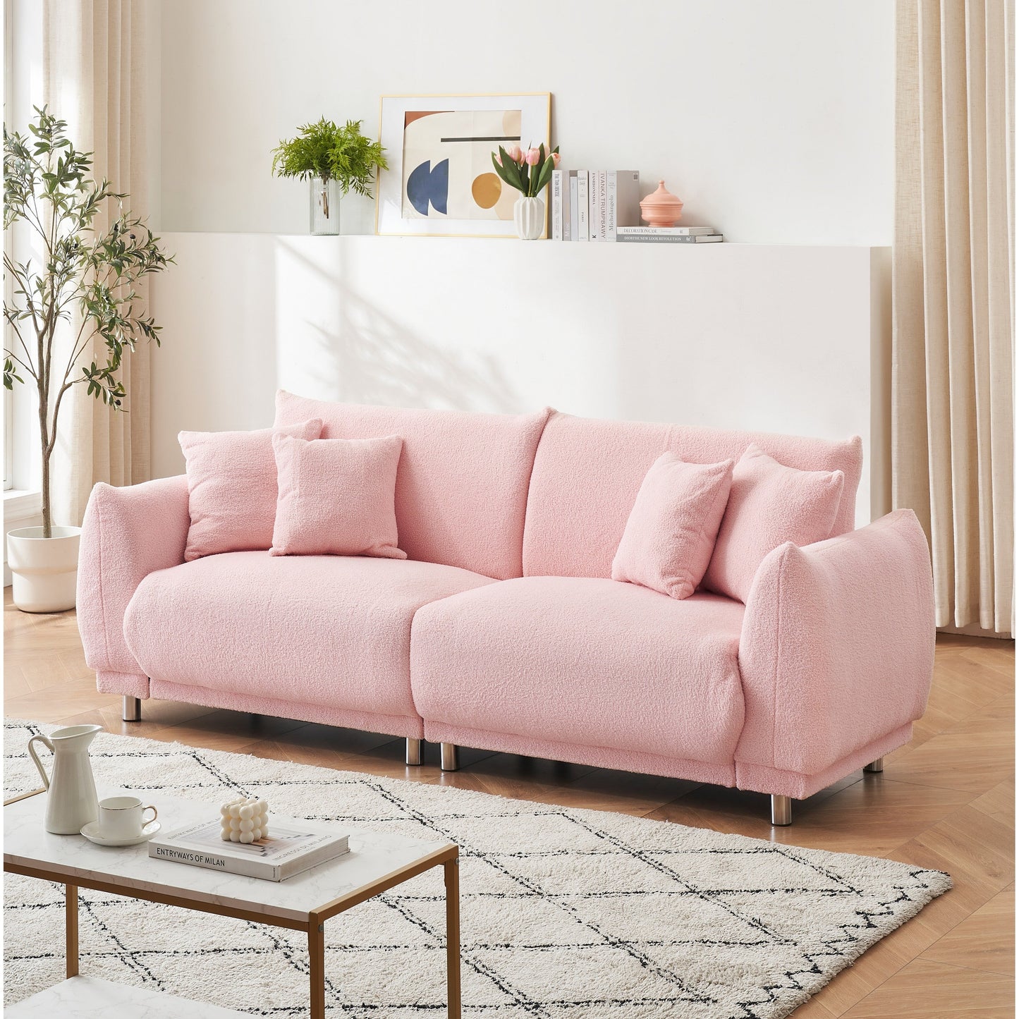 Divano rosa in pile di peluche da 86,6 pollici con quattro cuscini e piedini in metallo che può stare comodamente in una camera da letto di un appartamento