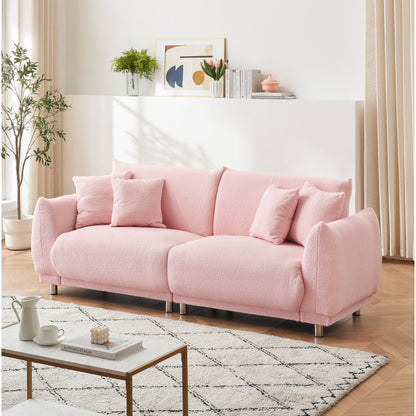 Divano rosa in pile di peluche da 86,6 pollici con quattro cuscini e piedini in metallo che può stare comodamente in una camera da letto di un appartamento