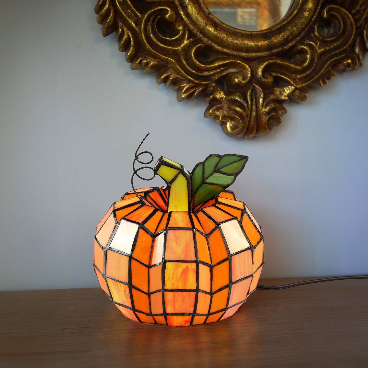Lampada decorativa in vetro colorato Patch the Pumpkin 9 H - 8,25 L x 8,25 W x 9 H
