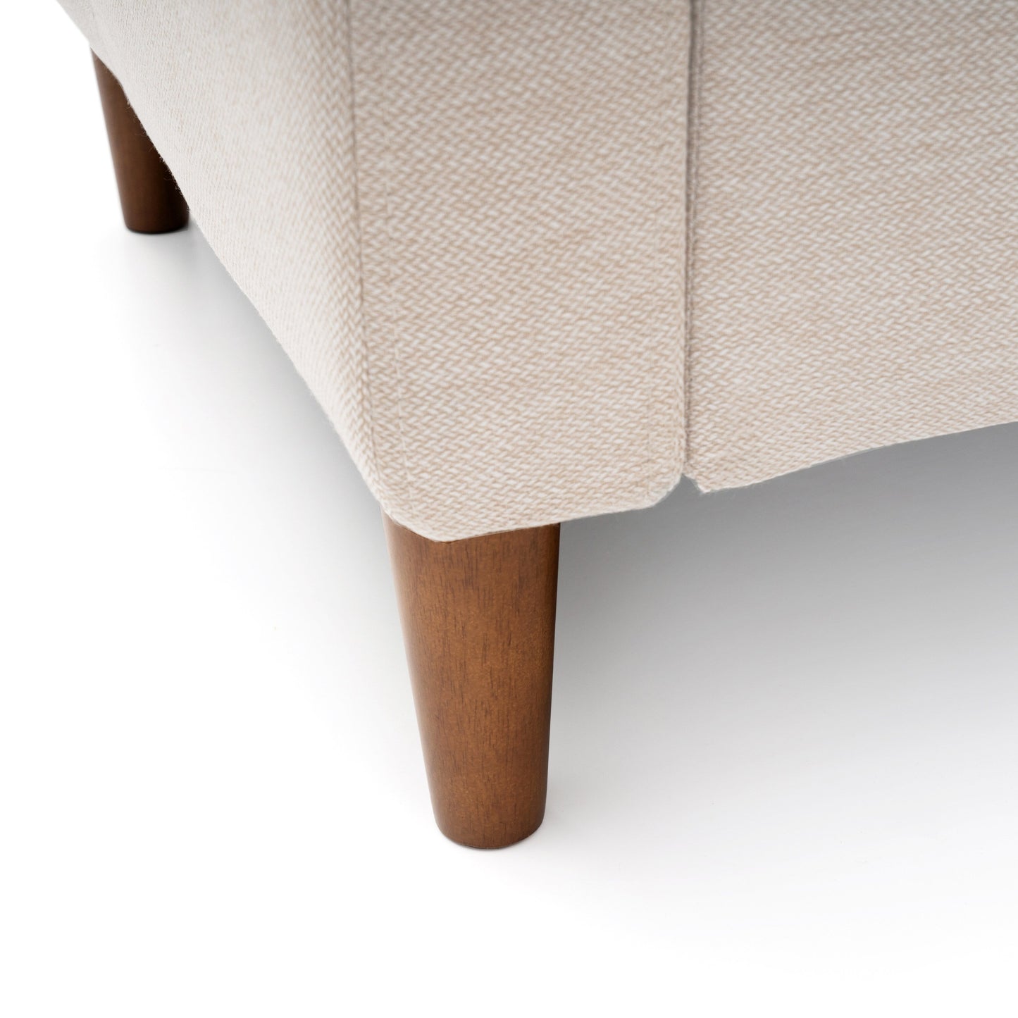 Divano moderno in lino trapuntato ADAIR con tasche sui braccioli di Crown Comfort