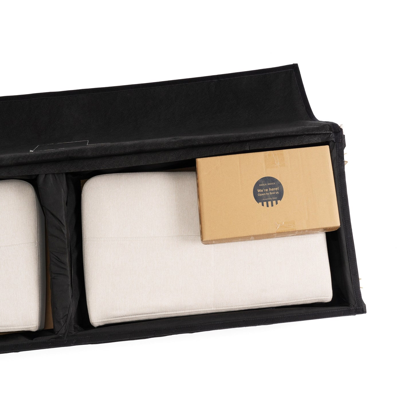 Divano moderno in lino trapuntato ADAIR con tasche sui braccioli di Crown Comfort