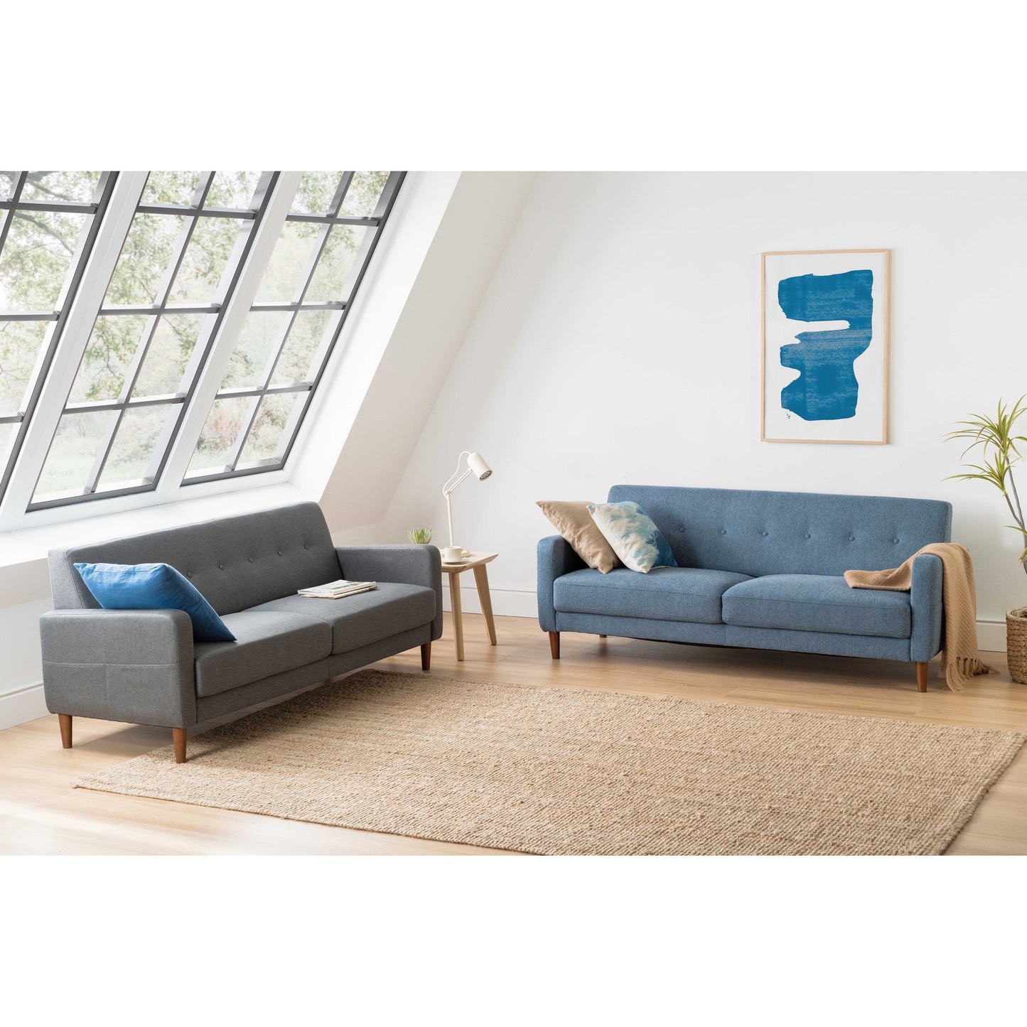 Divano moderno in lino trapuntato ADAIR con tasche sui braccioli di Crown Comfort