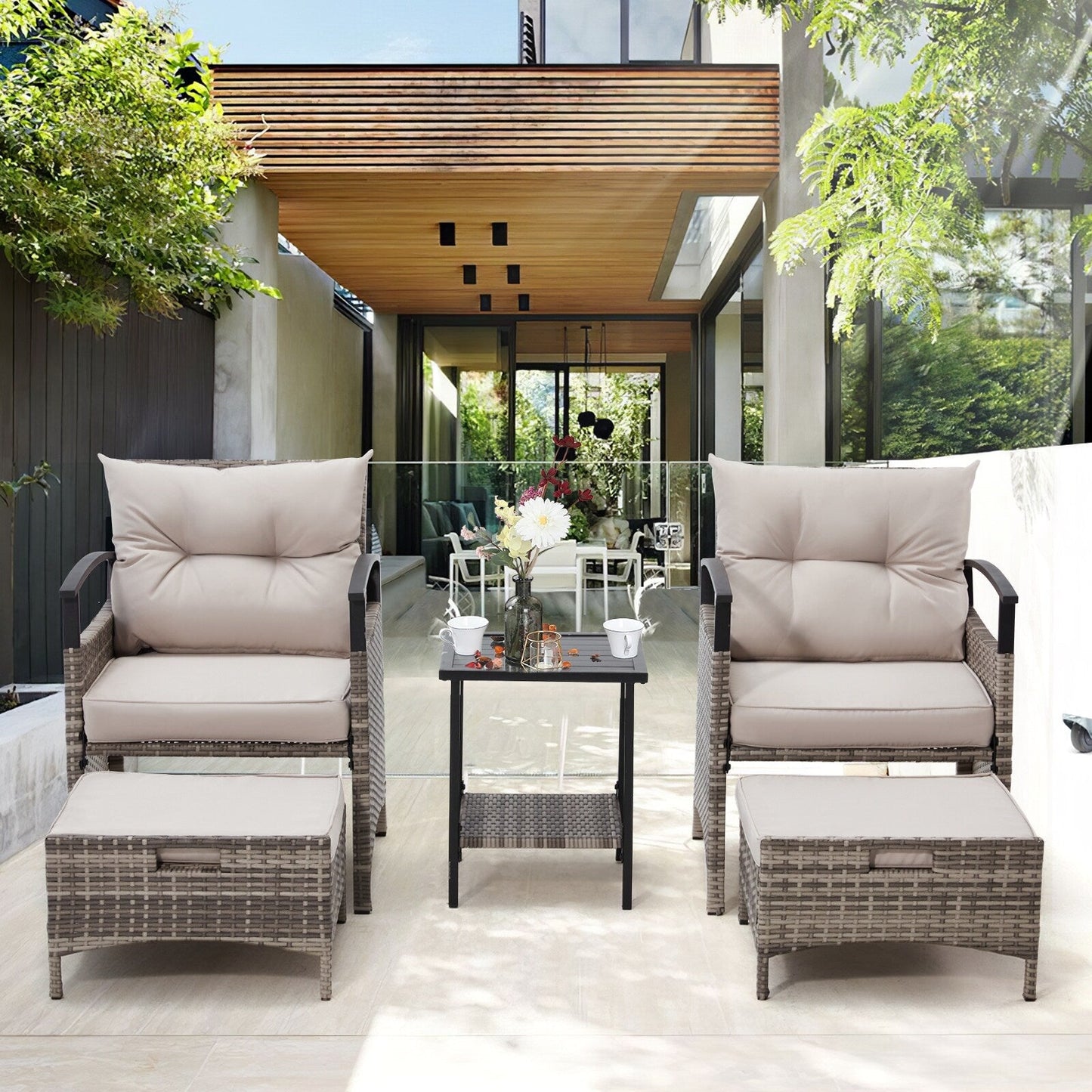 Set di mobili da giardino AVAWING da 5 pezzi, set da conversazione in vimini con tavolino e pouf