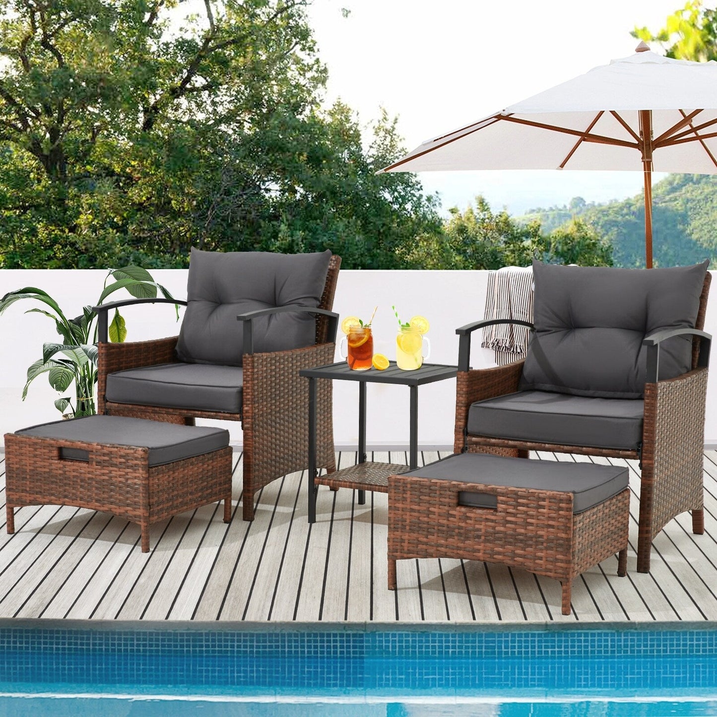 Set di mobili da giardino AVAWING da 5 pezzi, set da conversazione in vimini con tavolino e pouf