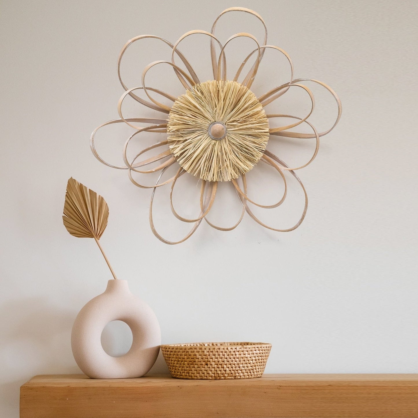 Decorazione murale in rafia lavorata a mano con fiori in legno della fattoria Adeco