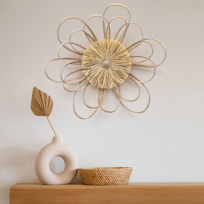 Decorazione murale in rafia lavorata a mano con fiori in legno della fattoria Adeco