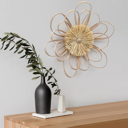 Decorazione murale in rafia lavorata a mano con fiori in legno della fattoria Adeco