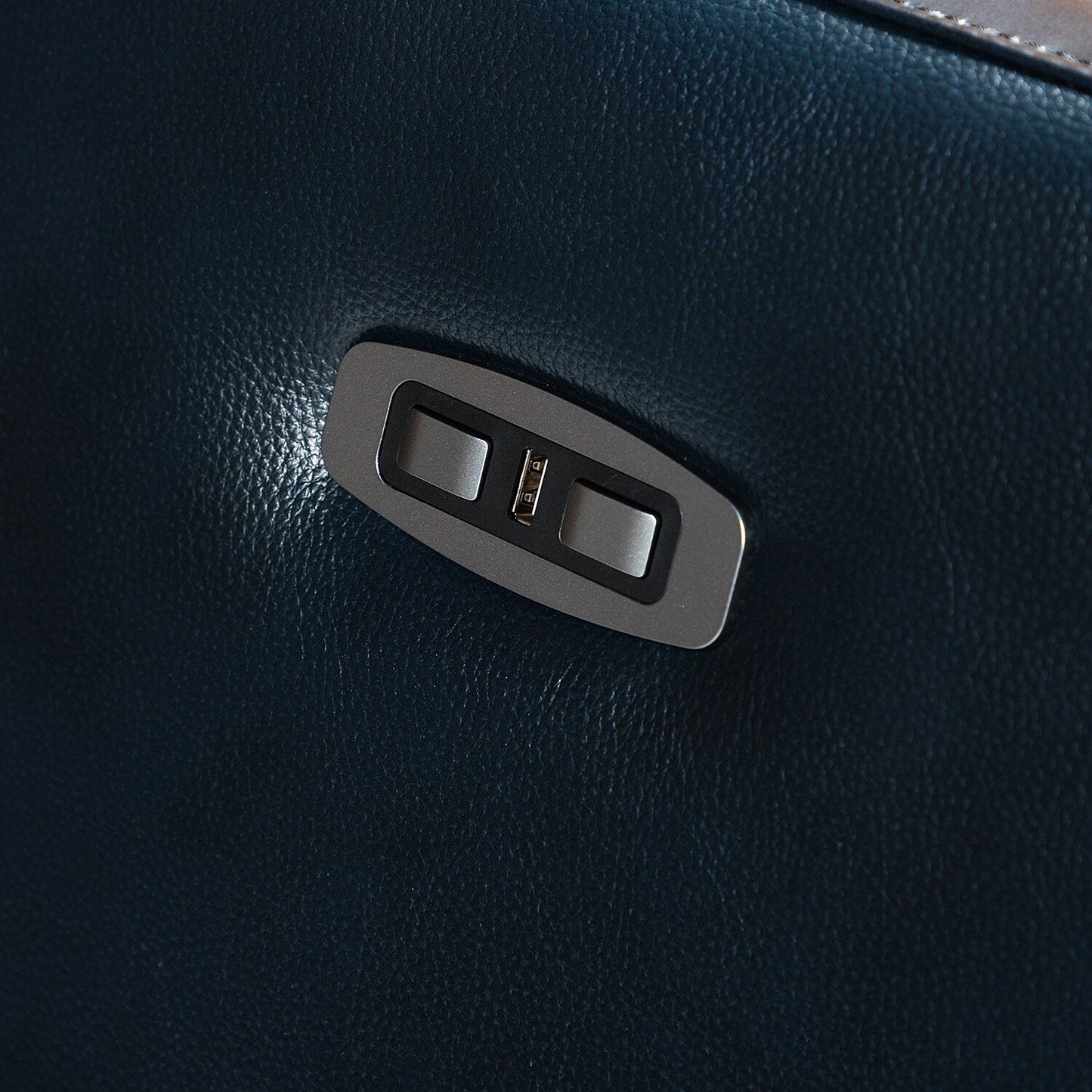 Poltrona reclinabile elettrica Alina 31.50 Wide in vera pelle con porta USB