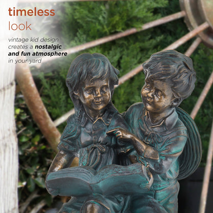 Statua di una ragazza e un ragazzo che leggono insieme