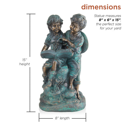 Statua di una ragazza e un ragazzo che leggono insieme