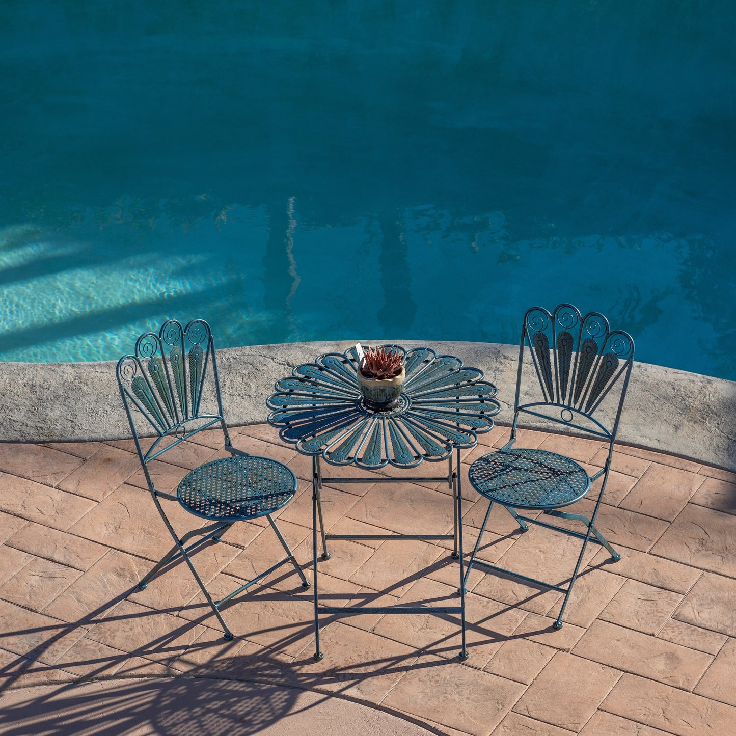 Set da bistrot in metallo rustico con piume di pavone, 3 pezzi, per interni/esterni, Alpine Corporation, seduta da patio, azzurro