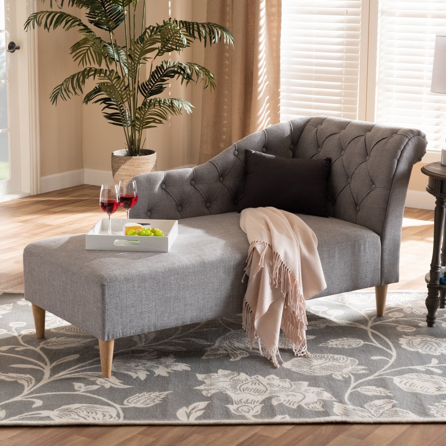 Chaise longue in legno di rovere con rivestimento in tessuto Emeline di Baxton Studio