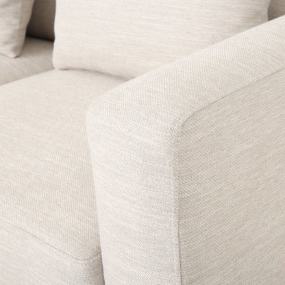 Divano beige a 3 posti con gambe in legno e cuscini coordinati