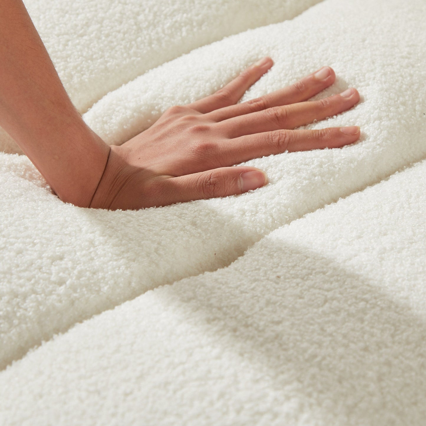 Divano beige da 39,7'' in tessuto a 1 posto con robusta struttura in legno, morbida imbottitura in schiuma e comodo supporto per la schiena