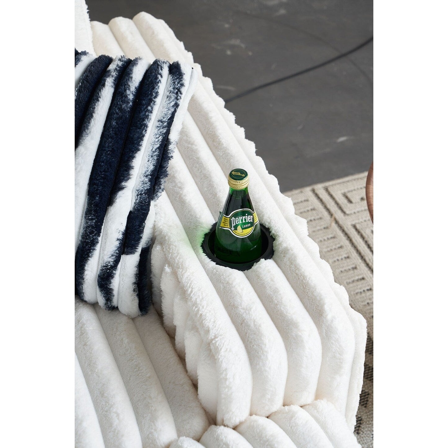 Divano a due posti in velluto a coste beige 61.42 con braccioli quadrati, pouf, altoparlante Bluetooth, caricabatterie wireless, porte USB, portabicchieri