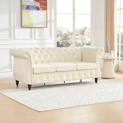 Divano Chesterfield beige da 78,7'' in lino a 3 posti con braccioli imbottiti, finiture con borchie e gambe in legno tornito
