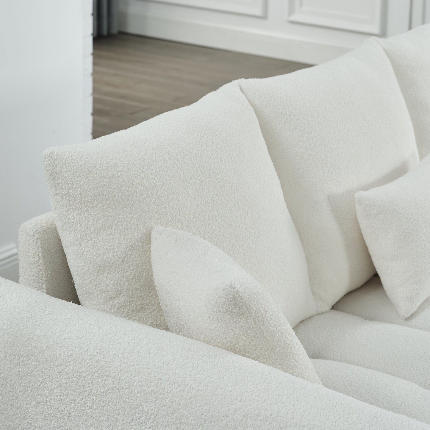 Divano imbottito Teddy beige 82 a 3 posti con 3 cuscini per lo schienale e struttura in legno massello per soggiorno