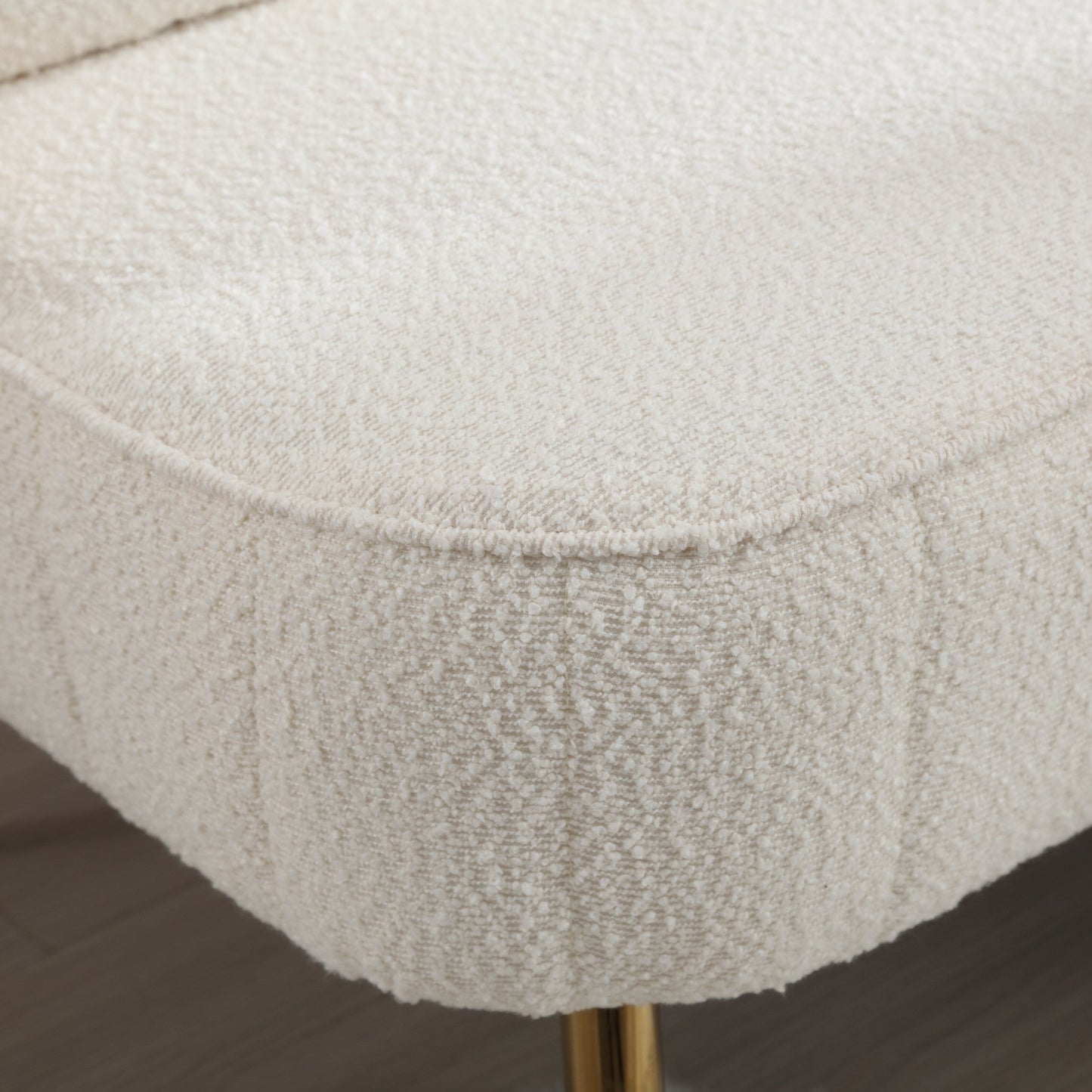 Divano a due posti in boucle beige con struttura in metallo