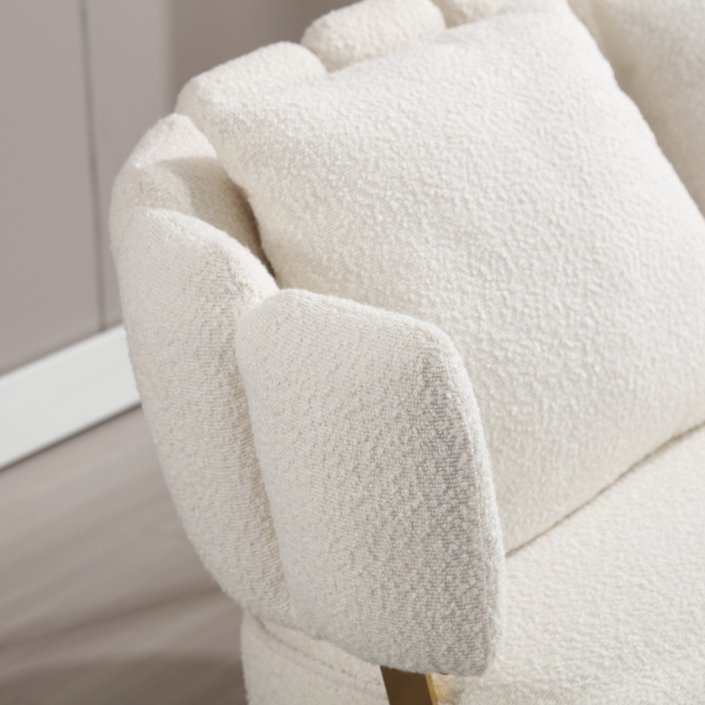 Divano a due posti in boucle beige con struttura in metallo