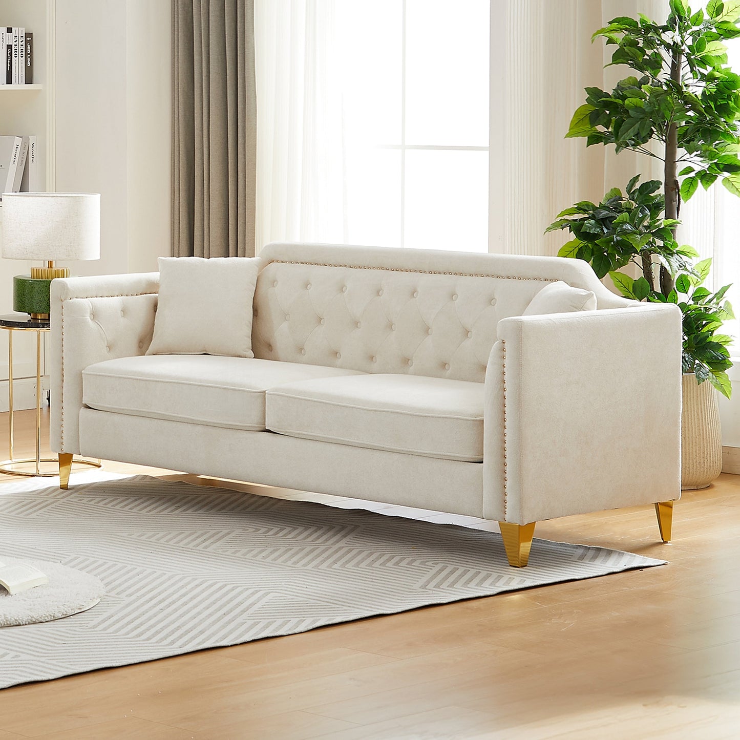 Divano capitonné a 3 posti in ciniglia beige con decorazione a chiodi in rame