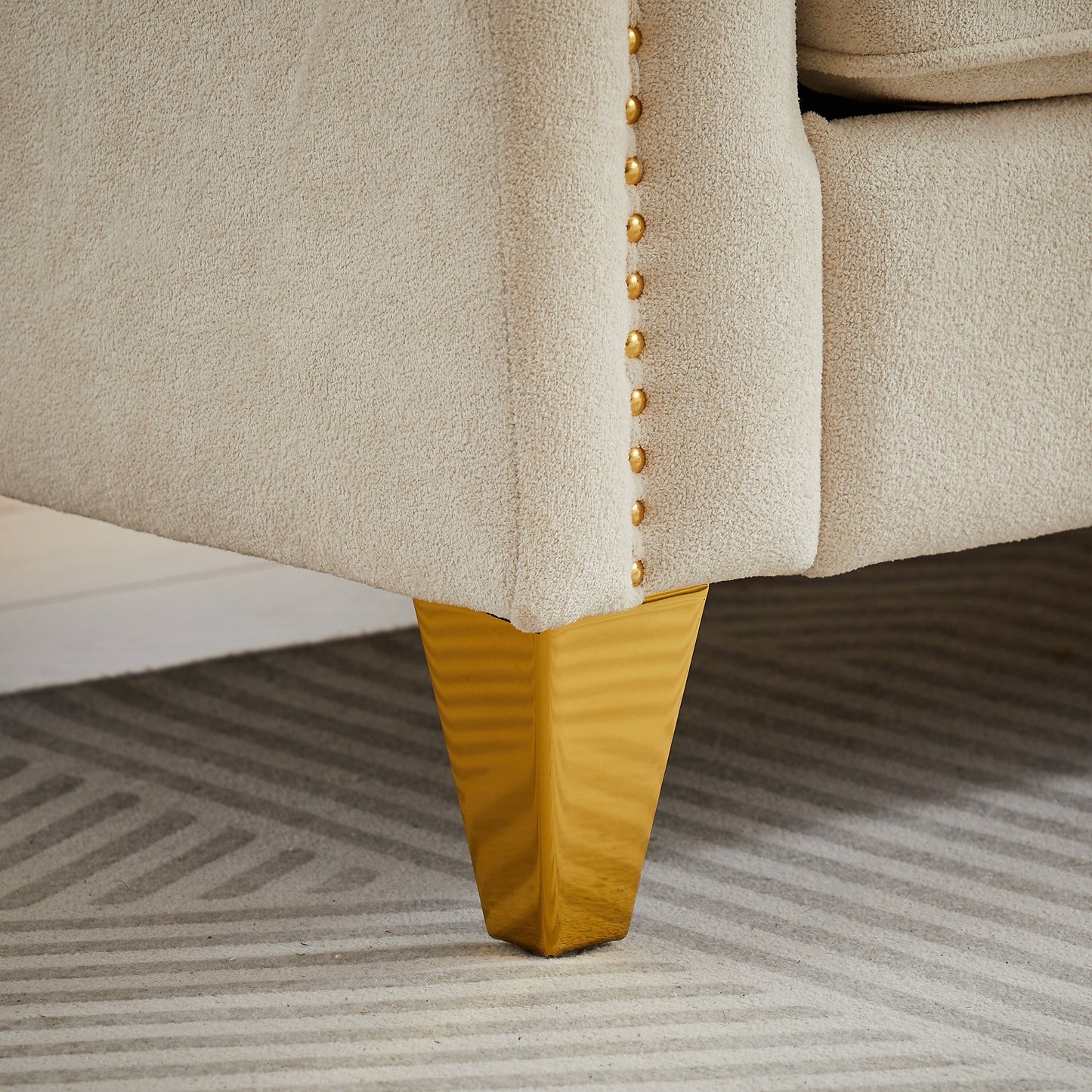 Divano capitonné a 3 posti in ciniglia beige con decorazione a chiodi in rame