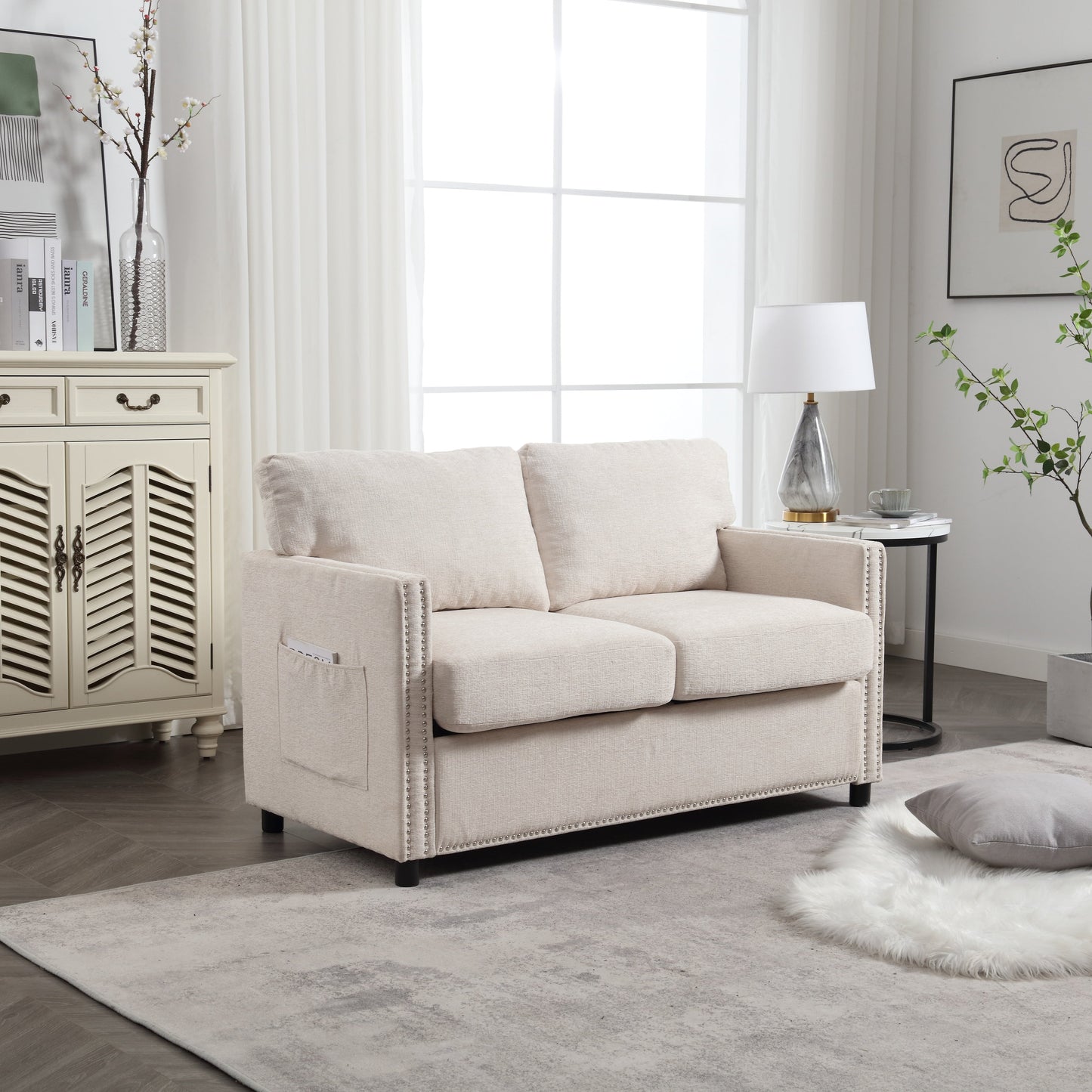 Divano a due posti in ciniglia beige con tasca e borchie