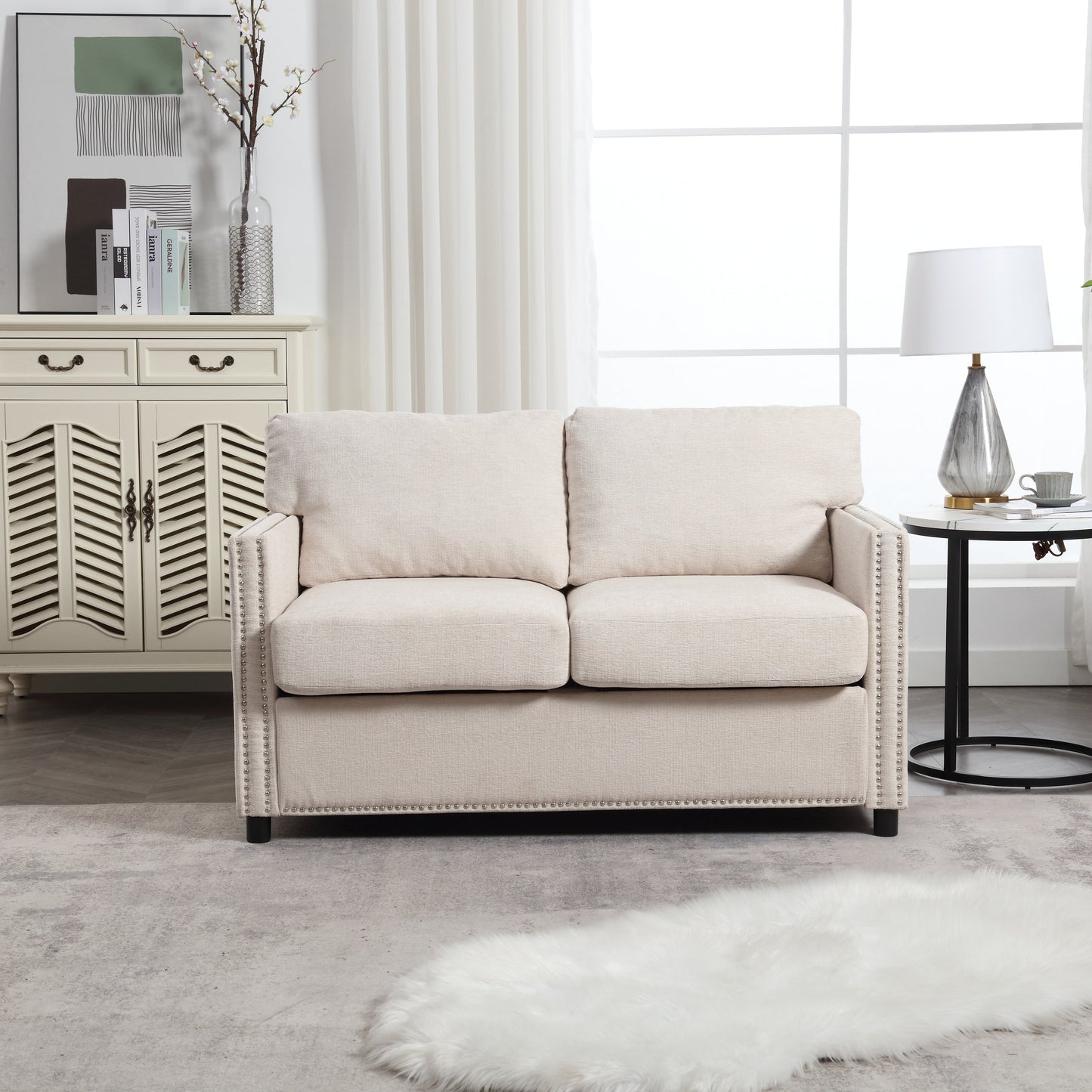 Divano a due posti in ciniglia beige con tasca e borchie