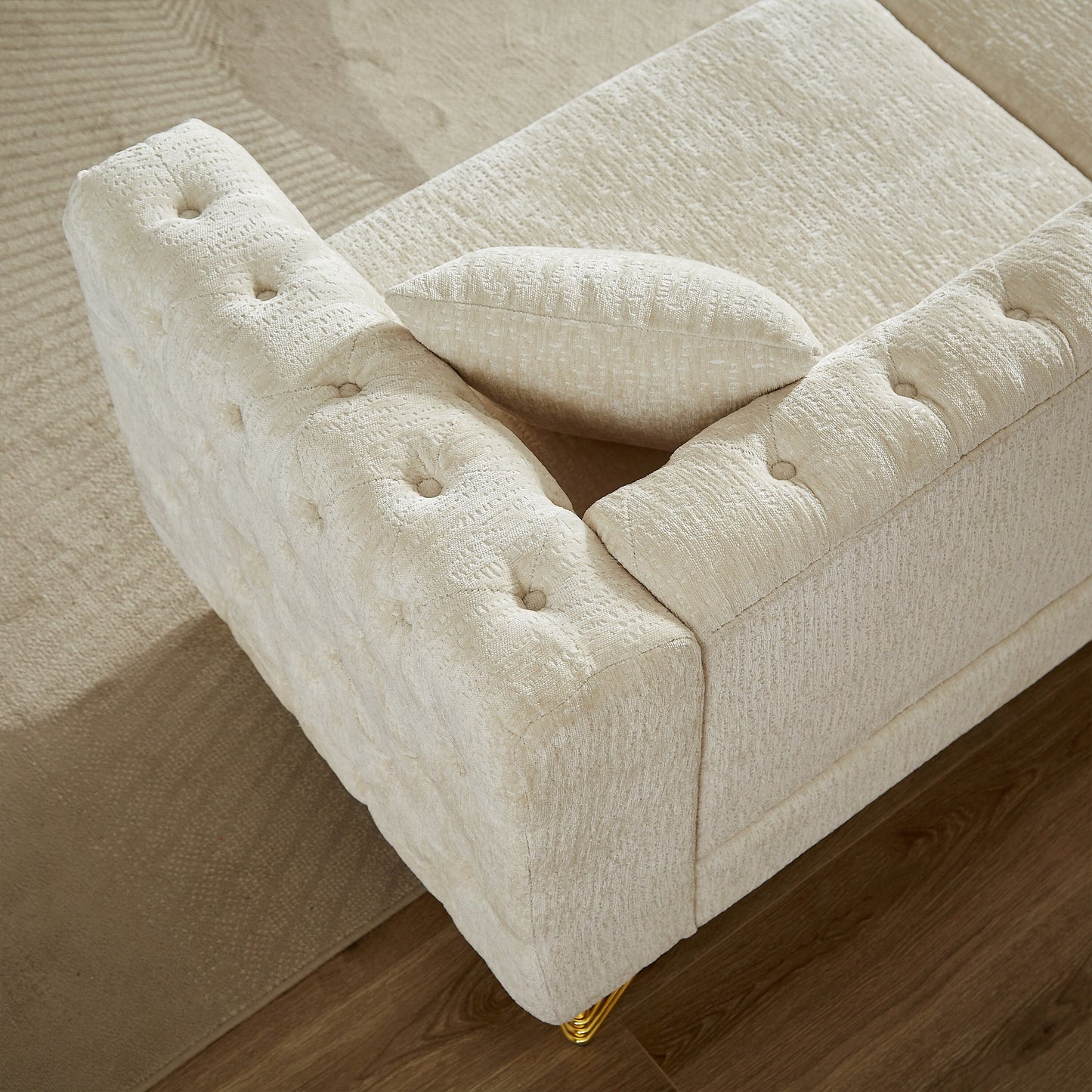 Divano a due posti imbottito in ciniglia beige con gambe in metallo